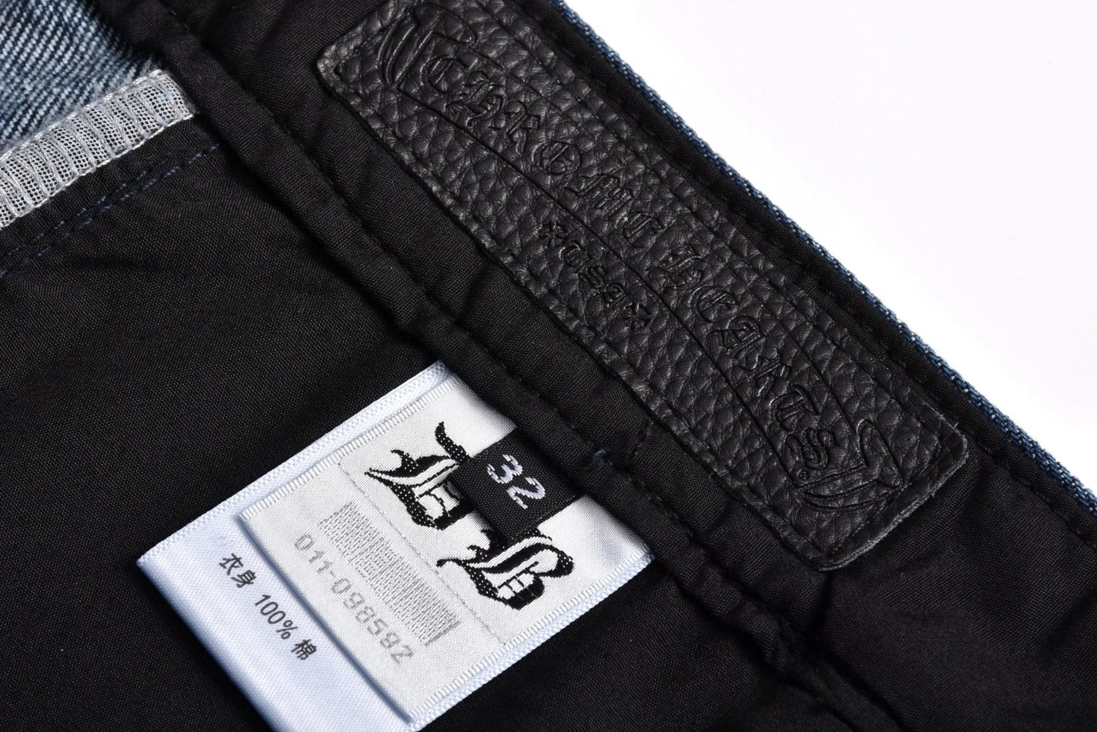 🅿️840 [Exclusive supply] CH Crow Heart limited flame patch leather jeans sCH This pair of jeans is a store VIP limited edition (can only be purchased by store VIPs) and is not an official website model, so it is even rarer. When we got it back, we found that these pants were different from the usual 501 version. These pants were made from CH's own soleplate, not the 501 soleplate. So I can only customize the fabrics myself and rely on various relationships to get the raw material fabrics. The washing process also took dozens of attempts to finally achieve the effect we wanted. This pair of pants uses a total of 35 pieces of leather, all of which are second-layer cowhide. Therefore, whether the material is leather label or wash label, fabric or hardware, the mold needs to be re-opened and the cross must be sewn manually (for restoration, it can only be done manually) Size: 32-34-36-38